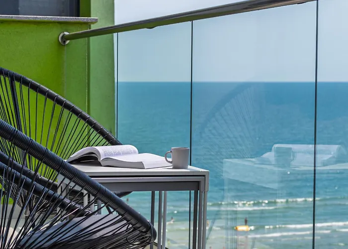 Bliss - Pool & 那沃达利